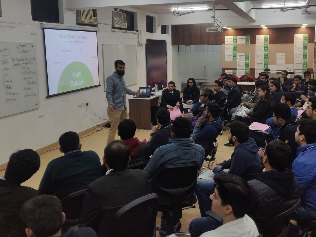 Founder presenting an idea in an IMT entrepreneurship workshop